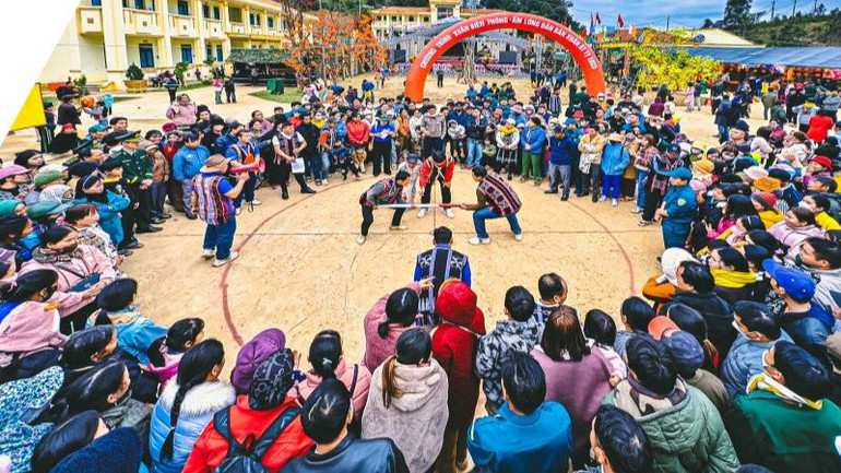 Không khí rộn ràng trong ngày hội đầu xuân của chiến sĩ, đồng bào vùng biên giới Tổ quốc.