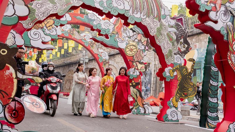 Dạo phố Phùng Hưng để tận hưởng không khí Tết và lưu lại những bức ảnh đẹp.