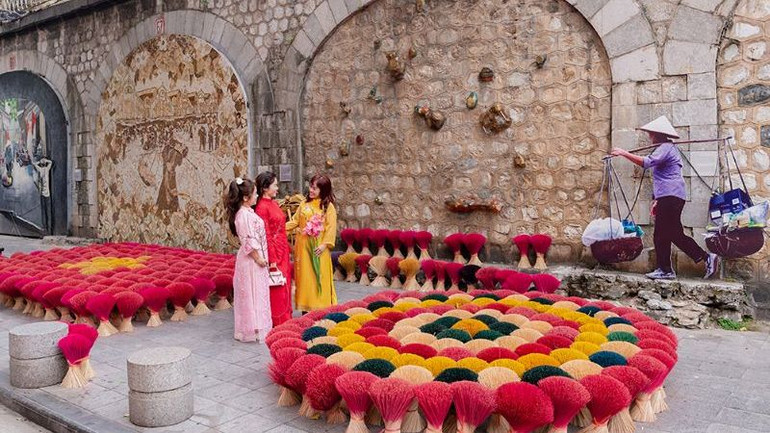 Trưng bày sản phẩm hương (nhang) từ làng nghề truyền thống.