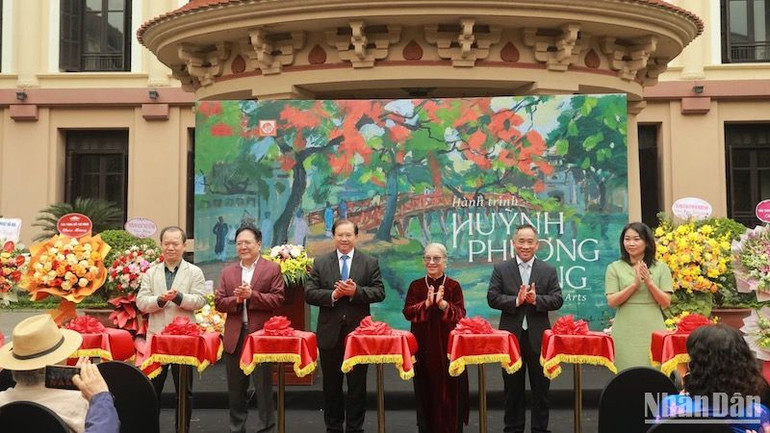 Các đại biểu cắt băng khai mạc triển lãm.