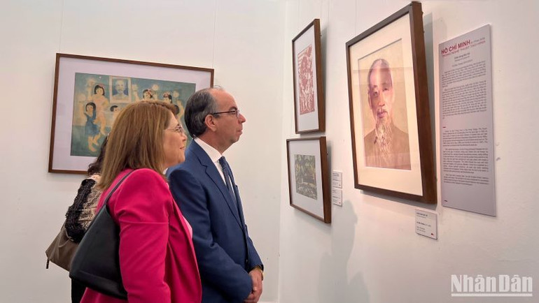 Khách quốc tế chiêm ngưỡng tác phẩm tranh thêu "Chân dung Bác Hồ" của nghệ nhân Vũ Đức Trọng.
