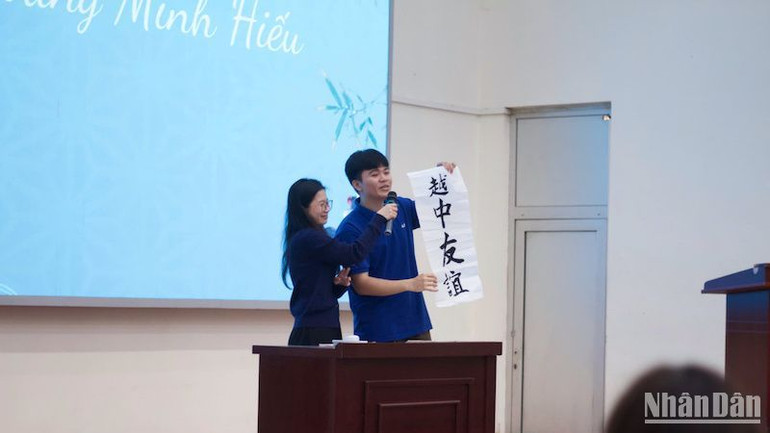 Sinh viên Đặng Hoàng Minh Hiếu giành chiến thắng chung cuộc với các phần thi được đánh giá cao.