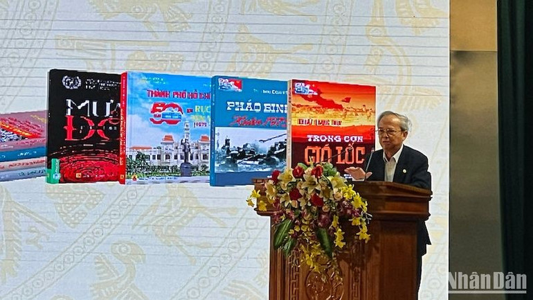 Giáo sư, Tiến sĩ Đinh Xuân Dũng giới thiệu cuốn sách "Trận đánh ba mươi năm".