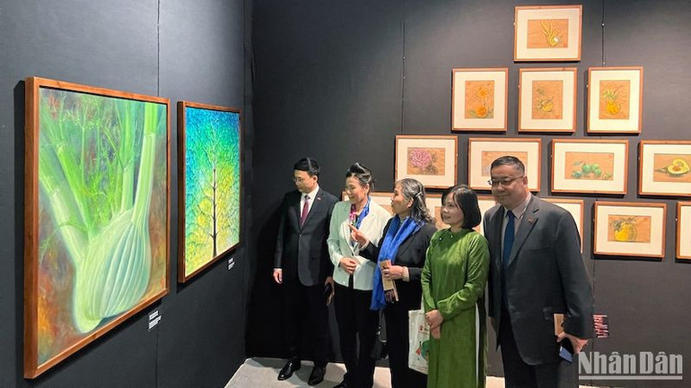 Phần lớn tác phẩm thể hiện hình ảnh và màu sắc của thiên nhiên.