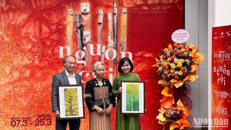 Đại diện Bảo tàng Phụ nữ Việt Nam tiếp nhận tượng trưng 2 bức tranh của hoạ sĩ Tô Bích Hải.