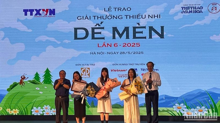 Đại diện Ban tổ chức trao giải cho các giả của 3 tác phẩm truyện nhận giải Khát vọng Dế Mèn. Cả 3 cuốn đều do Nhà xuất bản Kim Đồng ấn hành.