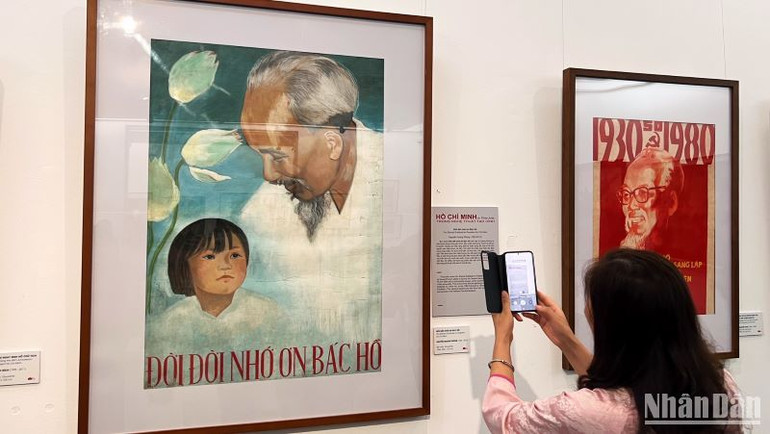 Khách tham quan tìm hiểu bức tranh "Đời đời nhớ ơn Bác Hồ" của họa sĩ Nguyễn Quang Phòng, tác phẩm đầu tiên trong bộ sưu tập của Bảo tàng Mỹ thuật Việt Nam về chủ đề Chủ tịch Hồ Chí Minh.