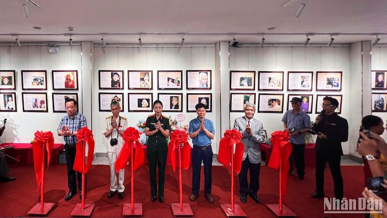 Các đại biểu cắt băng khai mạc triển lãm. Các đại biểu cắt băng khai mạc triển lãm.