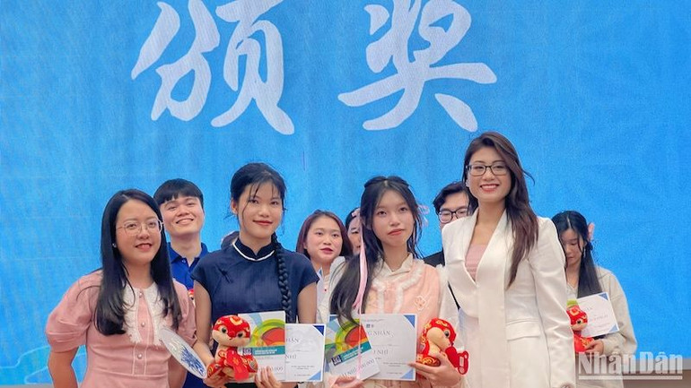 Đại diện Ban giám khảo trao giải Nhì cho sinh viên Nguyễn Thị Liên Anh và Trịnh Thị Thu Hương.