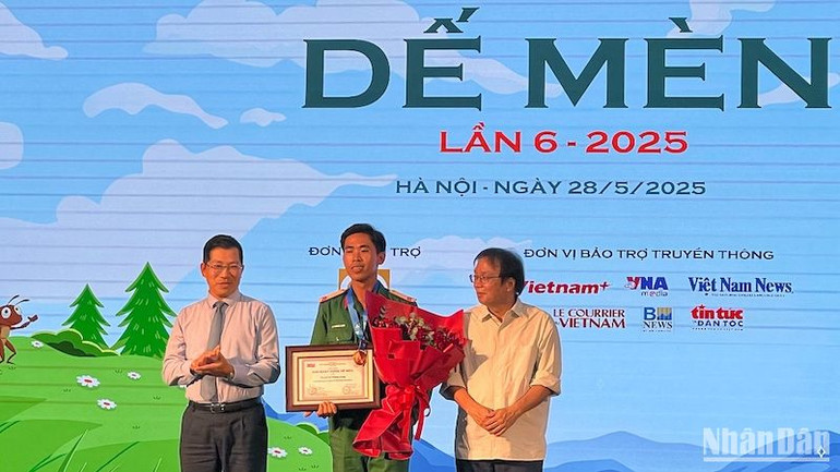 Tác giả Lý Thăng Long nhận giải với bản thảo tập thơ 'Có một Trái Đất phẳng trong mắt em".