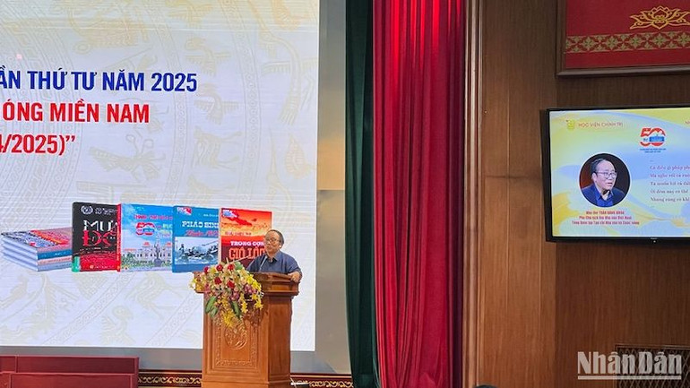 Nhà thơ Trần Đăng Khoa phát biểu, chia sẻ về văn hóa đọc và hình tượng người lính trong thơ.