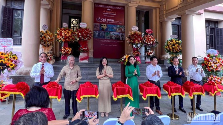 Nghi thức cắt băng khai mạc triển lãm.