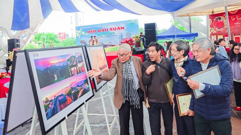 Công chúng tham quan triển lãm ảnh tại Hội báo Xuân Đà Nẵng 2025.