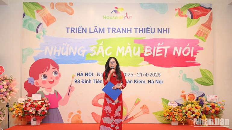 Họa sĩ Nguyễn Thu Huyền ghi dấu ấn riêng với dòng tranh vải, ngoài ra còn tham gia viết sách và giảng dạy mỹ thuật. Họa sĩ Nguyễn Thu Huyền ghi dấu ấn riêng với dòng tranh vải, ngoài ra còn tham gia viết sách và giảng dạy mỹ thuật.