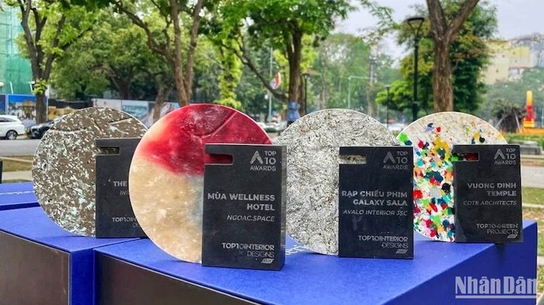 Theo tinh thần "bền vững-tái chế-tái sử dụng", cúp giải thưởng được tạo nên từ nhựa tái chế và đá tự nhiên.