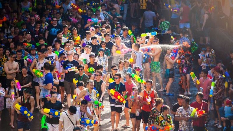 Lễ hội té nước Songkran nổi tiếng của Thái Lan.
