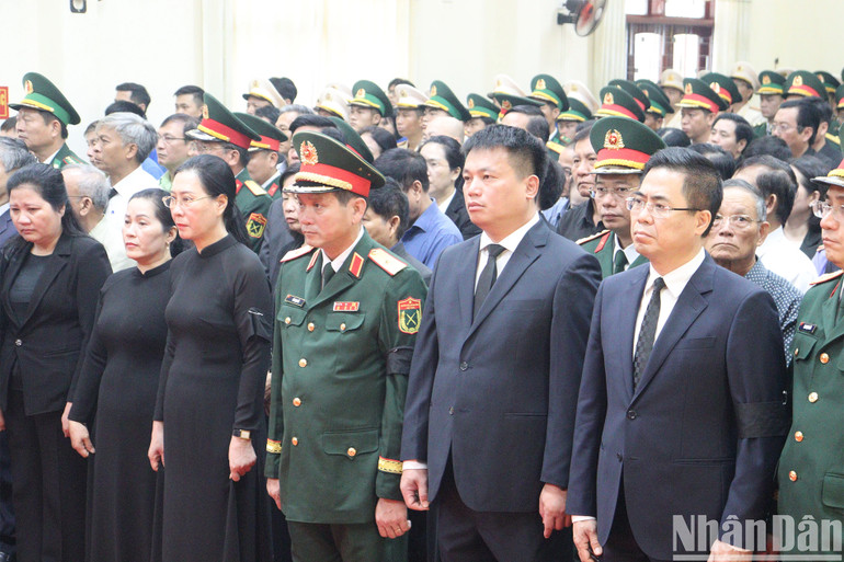 Các đồng chí lãnh đạo tỉnh Quảng Ngãi và Quân khu 5 dự Lễ truy điệu nguyên Chủ tịch nước Trần Đức Lương tại Hội trường T50, Bộ Chỉ huy Quân sự tỉnh Quảng Ngãi. Các đồng chí lãnh đạo tỉnh Quảng Ngãi và Quân khu 5 dự Lễ truy điệu nguyên Chủ tịch nước Trần Đức Lương tại Hội trường T50, Bộ Chỉ huy Quân sự tỉnh Quảng Ngãi.