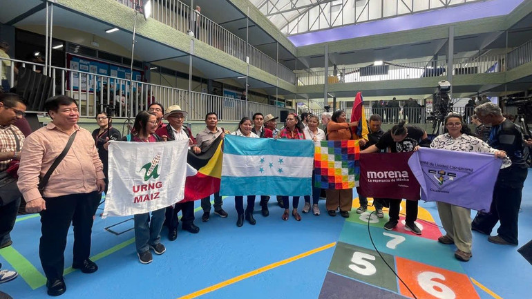 Đoàn đại biểu quốc tế tham gia chứng kiến cuộc bầu cử.