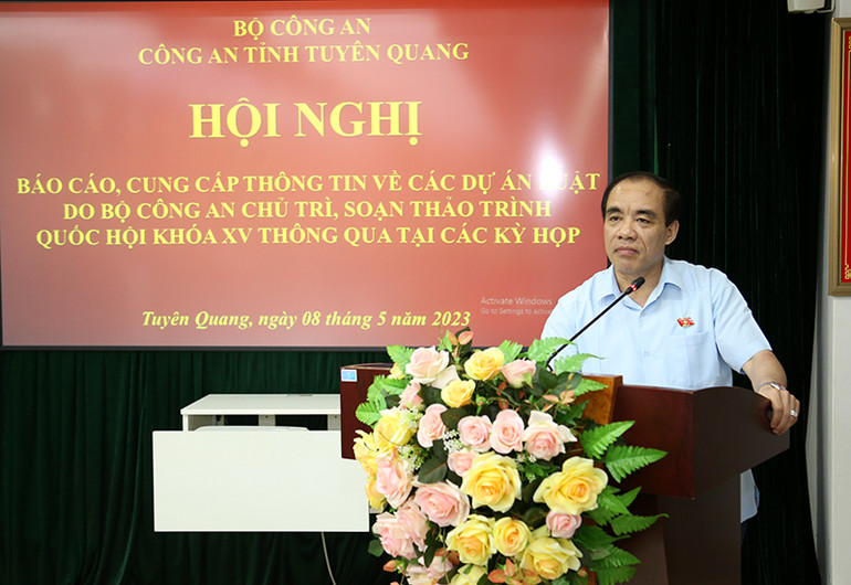 Đồng chí Chẩu Văn Lâm, Ủy viên Trung ương Đảng, Bí thư Tỉnh ủy, Trưởng đoàn đại biểu Quốc hội tỉnh Tuyên Quang phát biểu tại hội nghị.