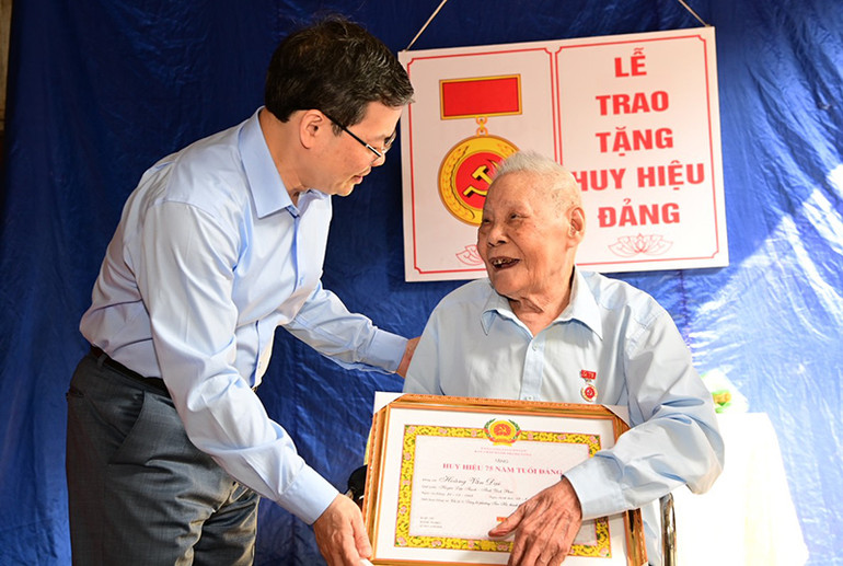 Phó Bí thư Tỉnh ủy, Chủ tịch Ủy ban nhân dân tỉnh Tuyên Quang Nguyễn Văn Sơn trao Huy hiệu 75 tuổi Đảng cho đảng viên Hoàng Văn Đại, Đảng bộ phường Tân Hà, thành phố Tuyên Quang.