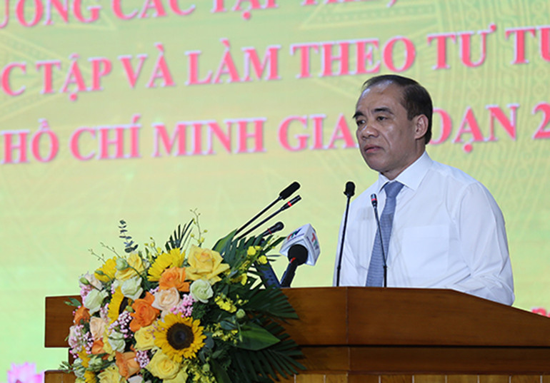 Đồng chí Chẩu Văn Lâm, Ủy viên Trung ương Đảng, Bí thư Tỉnh ủy Tuyên Quang phát biểu tại buổi gặp mặt, khen thưởng.