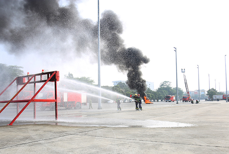 Biểu diễn triển khai đội hình chữa cháy.