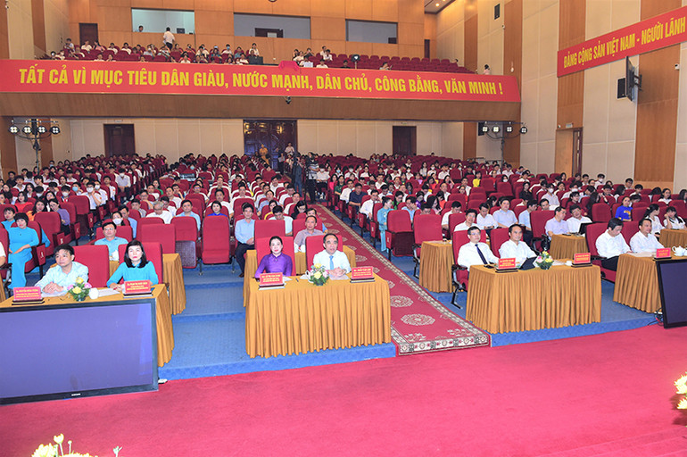 Các đại biểu tham dự buổi lễ.