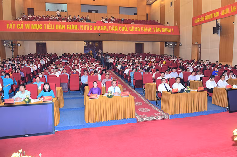 Các đại biểu tham dự buổi lễ.