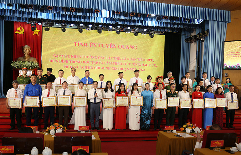 Các đồng chí: Lê Thị Kim Dung, Phó Bí thư thường trực Tỉnh ủy; Nguyễn Văn Sơn, Chủ tịch Ủy ban nhân dân tỉnh Tuyên Quang trao bằng khen cho các tập thể điển hình học tập và làm theo Bác.