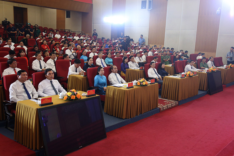 Các đại biểu tham dự buổi gặp mặt, khen thưởng.