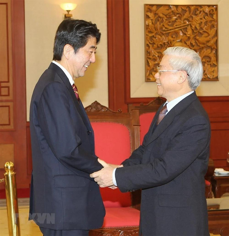 Chiều 16/1/2013, tại Trụ sở Trung ương Đảng, Tổng Bí thư Nguyễn Phú Trọng tiếp Thủ tướng Abe Shinzo thăm chính thức Việt Nam. (Ảnh: TTXVN) Chiều 16/1/2013, tại Trụ sở Trung ương Đảng, Tổng Bí thư Nguyễn Phú Trọng tiếp Thủ tướng Abe Shinzo thăm chính thức Việt Nam. (Ảnh: TTXVN)