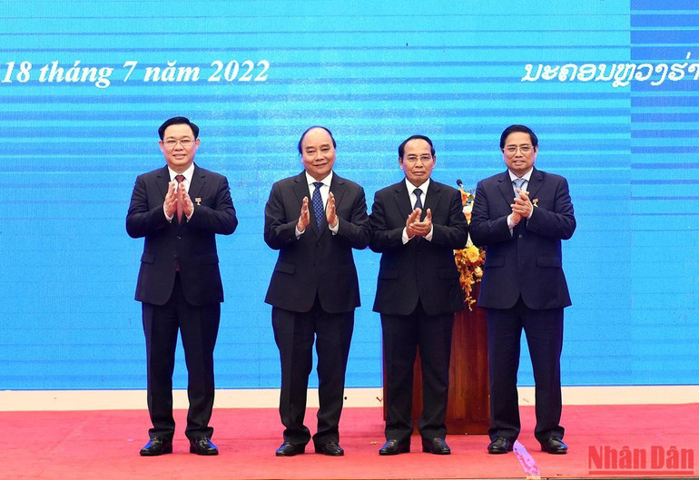 Chủ tịch nước Nguyễn Xuân Phúc chứng kiến lễ trao tặng Huân chương Vàng quốc gia của Lào, do đồng chí Bounthong Chitmany, Ủy viên Bộ Chính trị, Thường trực Ban Bí thư, Phó Chủ tịch nước Lào trao cho đồng chí Phạm Minh Chính, Ủy viên Bộ Chính trị, Thủ tướng Chính phủ và đồng chí Vương Đình Huệ, Ủy viên Bộ Chính trị, Chủ tịch Quốc hội. Chủ tịch nước Nguyễn Xuân Phúc chứng kiến lễ trao tặng Huân chương Vàng quốc gia của Lào, do đồng chí Bounthong Chitmany, Ủy viên Bộ Chính trị, Thường trực Ban Bí thư, Phó Chủ tịch nước Lào trao cho đồng chí Phạm Minh Chính, Ủy viên Bộ Chính trị, Thủ tướng Chính phủ và đồng chí Vương Đình Huệ, Ủy viên Bộ Chính trị, Chủ tịch Quốc hội.