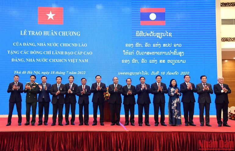 Chủ tịch nước Nguyễn Xuân Phúc, Thủ tướng Chính phủ Phạm Minh Chính, Chủ tịch Quốc hội Vương Đình Huệ, đồng chí Bounthong Chitmany, Ủy viên Bộ Chính trị, Thường trực Ban Bí thư, Phó Chủ tịch nước Lào cùng các đồng chí lãnh đạo Đảng, Nhà nước Việt Nam và Lào tại buổi lễ. Chủ tịch nước Nguyễn Xuân Phúc, Thủ tướng Chính phủ Phạm Minh Chính, Chủ tịch Quốc hội Vương Đình Huệ, đồng chí Bounthong Chitmany, Ủy viên Bộ Chính trị, Thường trực Ban Bí thư, Phó Chủ tịch nước Lào cùng các đồng chí lãnh đạo Đảng, Nhà nước Việt Nam và Lào tại buổi lễ.