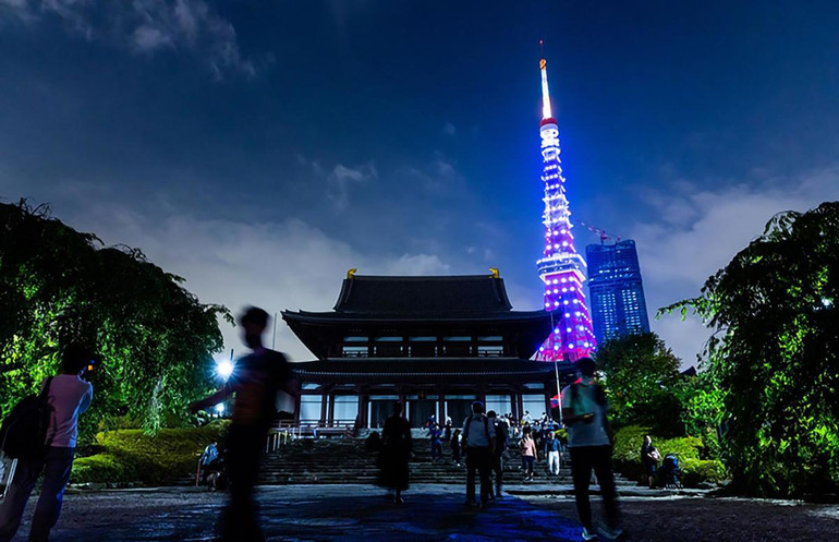 Nhiều người đã có mặt tại đền Zojoji trong đêm trước khi tang lễ của ông Abe chính thức diễn ra. (Ảnh: Shiho Fukada/CNN)