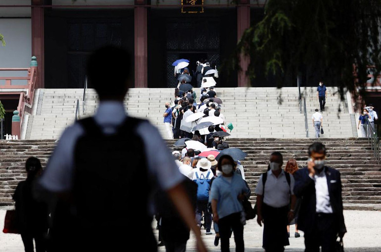Dòng người đến viếng ông Abe trước khi tang lễ chính thức diễn ra vào ngày 12/7. (Ảnh: Reuters)