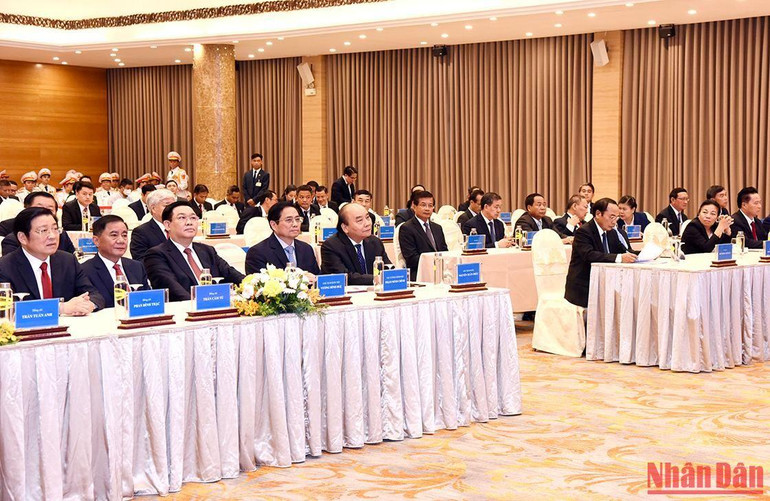 Chủ tịch nước Nguyễn Xuân Phúc, Thủ tướng Chính phủ Phạm Minh Chính, Chủ tịch Quốc hội Vương Đình Huệ cùng các đồng chí lãnh đạo Đảng, Nhà nước Việt Nam và Lào tại buổi lễ. Chủ tịch nước Nguyễn Xuân Phúc, Thủ tướng Chính phủ Phạm Minh Chính, Chủ tịch Quốc hội Vương Đình Huệ cùng các đồng chí lãnh đạo Đảng, Nhà nước Việt Nam và Lào tại buổi lễ.