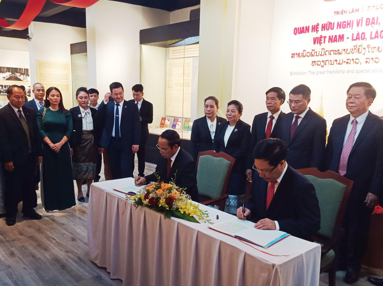 Triển lãm về quan hệ hữu nghị, đoàn kết đặc biệt Việt Nam-Lào ảnh 1