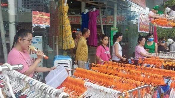 Tiểu thương ở tầng hai chợ Thái đưa hàng hóa xuống sân để bán nhằm phản đối những bất cập thời gian qua.