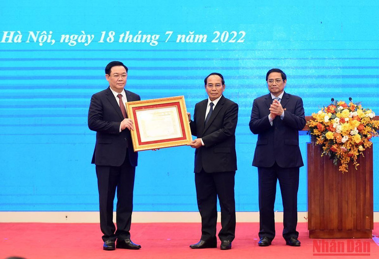 Đồng chí Bounthong Chitmany, Ủy viên Bộ Chính trị, Thường trực Ban Bí thư Lào, Phó Chủ tịch nước Lào trao Huân chương Vàng quốc gia của Lào cho đồng chí Vương Đình Huệ, Ủy viên Bộ Chính trị, Chủ tịch Quốc hội. Đồng chí Bounthong Chitmany, Ủy viên Bộ Chính trị, Thường trực Ban Bí thư Lào, Phó Chủ tịch nước Lào trao Huân chương Vàng quốc gia của Lào cho đồng chí Vương Đình Huệ, Ủy viên Bộ Chính trị, Chủ tịch Quốc hội.