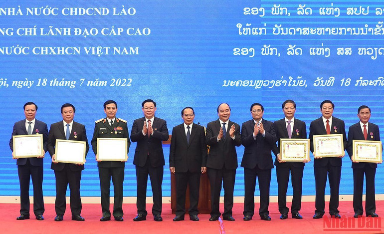 Lãnh đạo hai nước chụp ảnh lưu niệm cùng các đồng chí nhận Huân chương Tự do hạng Nhất của Lào. Lãnh đạo hai nước chụp ảnh lưu niệm cùng các đồng chí nhận Huân chương Tự do hạng Nhất của Lào.