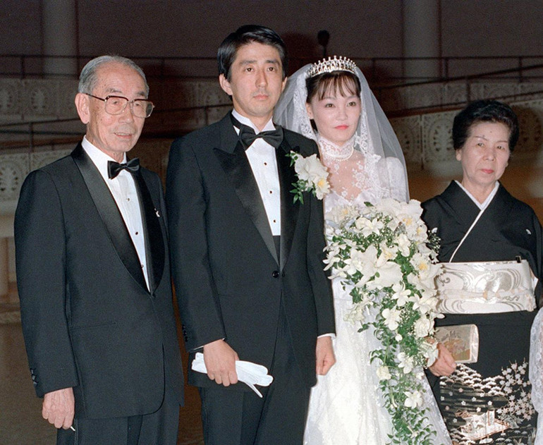 Ông Abe và vợ trong lễ cưới tại Tokyo, năm 1987. Đứng bên cạnh hai vợ chồng ông Abe là cựu Thủ tướng Nhật Bản Takeo Fukuda và phu nhân Mie. (Ảnh: Kyodo/AP) Ông Abe và vợ trong lễ cưới tại Tokyo, năm 1987. Đứng bên cạnh hai vợ chồng ông Abe là cựu Thủ tướng Nhật Bản Takeo Fukuda và phu nhân Mie. (Ảnh: Kyodo/AP)