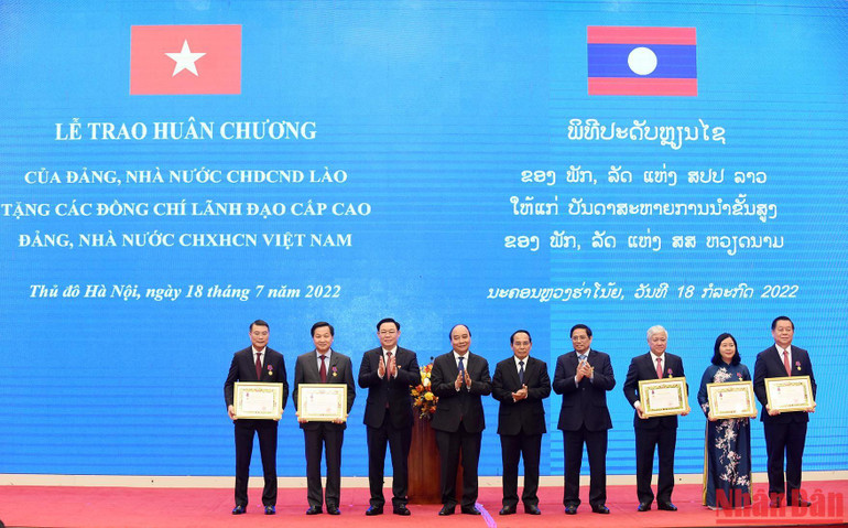 Chụp ảnh lưu niệm cùng các đồng chí nhận Huân chương Tự do hạng Nhất của Lào. Chụp ảnh lưu niệm cùng các đồng chí nhận Huân chương Tự do hạng Nhất của Lào.