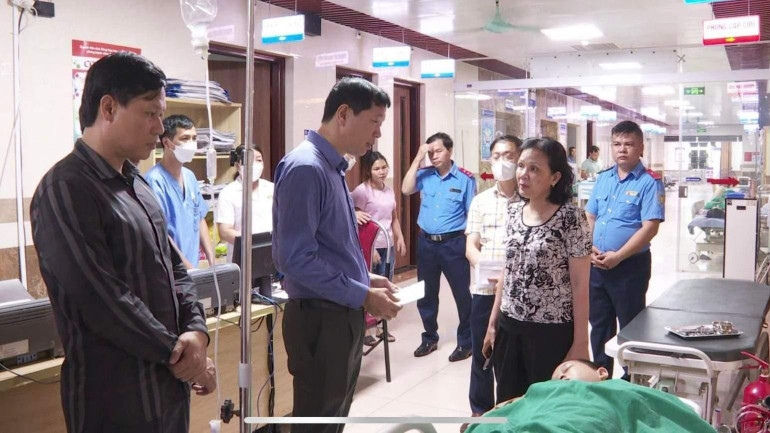 Lật xe tại Phú Thọ khiến 3 người chết, nhiều người bị thương ảnh 2