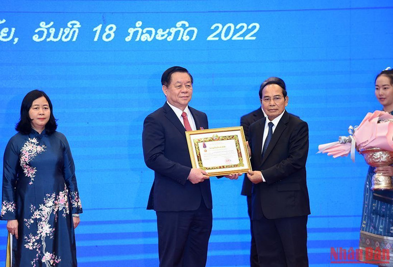 Đồng chí Bounthong Chitmany, Ủy viên Bộ Chính trị, Thường trực Ban Bí thư, Phó Chủ tịch nước Lào trao Huân chương Tự do hạng Nhất của Lào cho đồng chí Nguyễn Trọng Nghĩa, Bí thư Trung ương Đảng, Trưởng Ban Tuyên giáo Trung ương. Đồng chí Bounthong Chitmany, Ủy viên Bộ Chính trị, Thường trực Ban Bí thư, Phó Chủ tịch nước Lào trao Huân chương Tự do hạng Nhất của Lào cho đồng chí Nguyễn Trọng Nghĩa, Bí thư Trung ương Đảng, Trưởng Ban Tuyên giáo Trung ương.