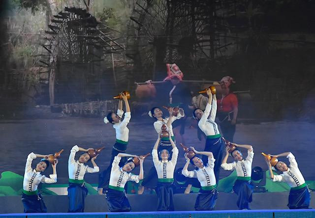 Tiết mục múa “Nậm Tẩu” của đồng bào dân tộc Thái do tốp nữ Sơn La biểu diễn.