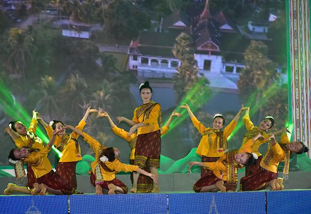 Màn múa “Dưới ánh bình minh ” do tốp múa Sơn La và Luông Pha Băng thể hiện.