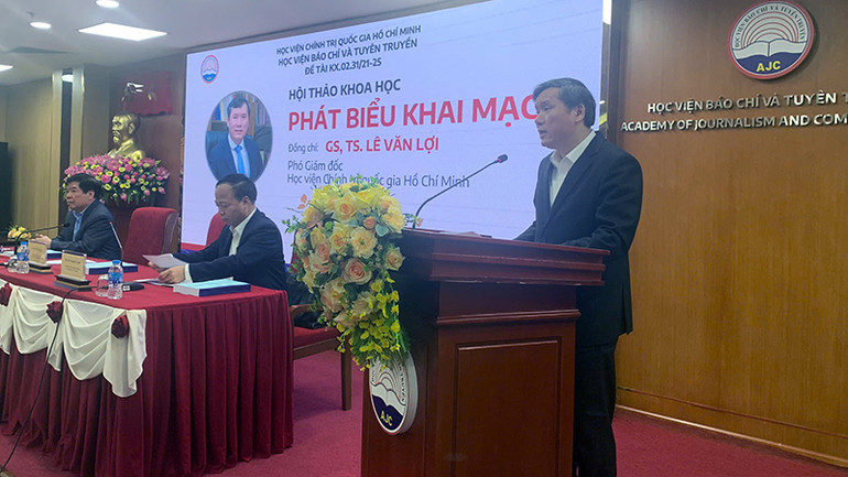 GS, TS Lê Văn Lợi, Phó Giám đốc Học viện Chính trị quốc gia Hồ Chí Minh phát biểu khai mạc hội thảo.