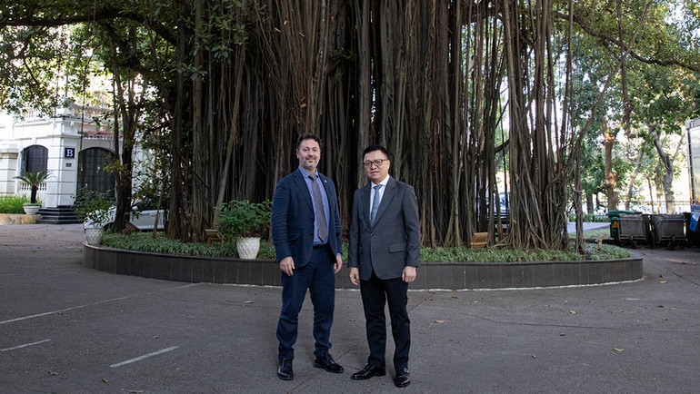 Tổng Biên tập Lê Quốc Minh và Đại sứ Pakistan Kohdayar Marri chụp ảnh chung bên Cây đa 71 Hàng Trống. (Ảnh: SƠN TÙNG)