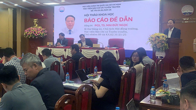 PGS, TS Mai Đức Ngọc, Bí thư Đảng ủy, Chủ tịch Hội đồng trường, Học viện Báo chí và Tuyên truyền, Chủ nhiệm đề tài KX.02.31/21-25 phát biểu đề dẫn tại hội thảo.