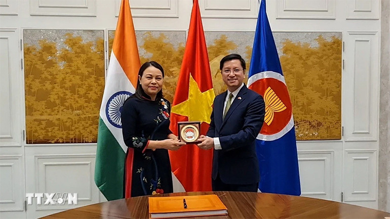 Phó Chủ tịch, Tổng Thư ký Ủy ban Trung ương Mặt trận Tổ quốc Việt Nam, bà Nguyễn Thị Thu Hà tặng quà Đại sứ Việt Nam tại Ấn Độ Nguyễn Thanh Hải. (Ảnh: TTXVN)